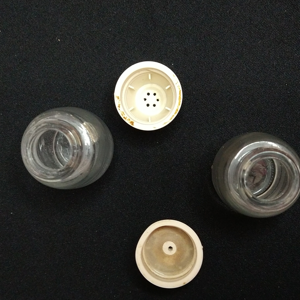 VINTAGE GEMCO CORELLE SALT AND PEPPER SHAKERS - Picture 5 of 5